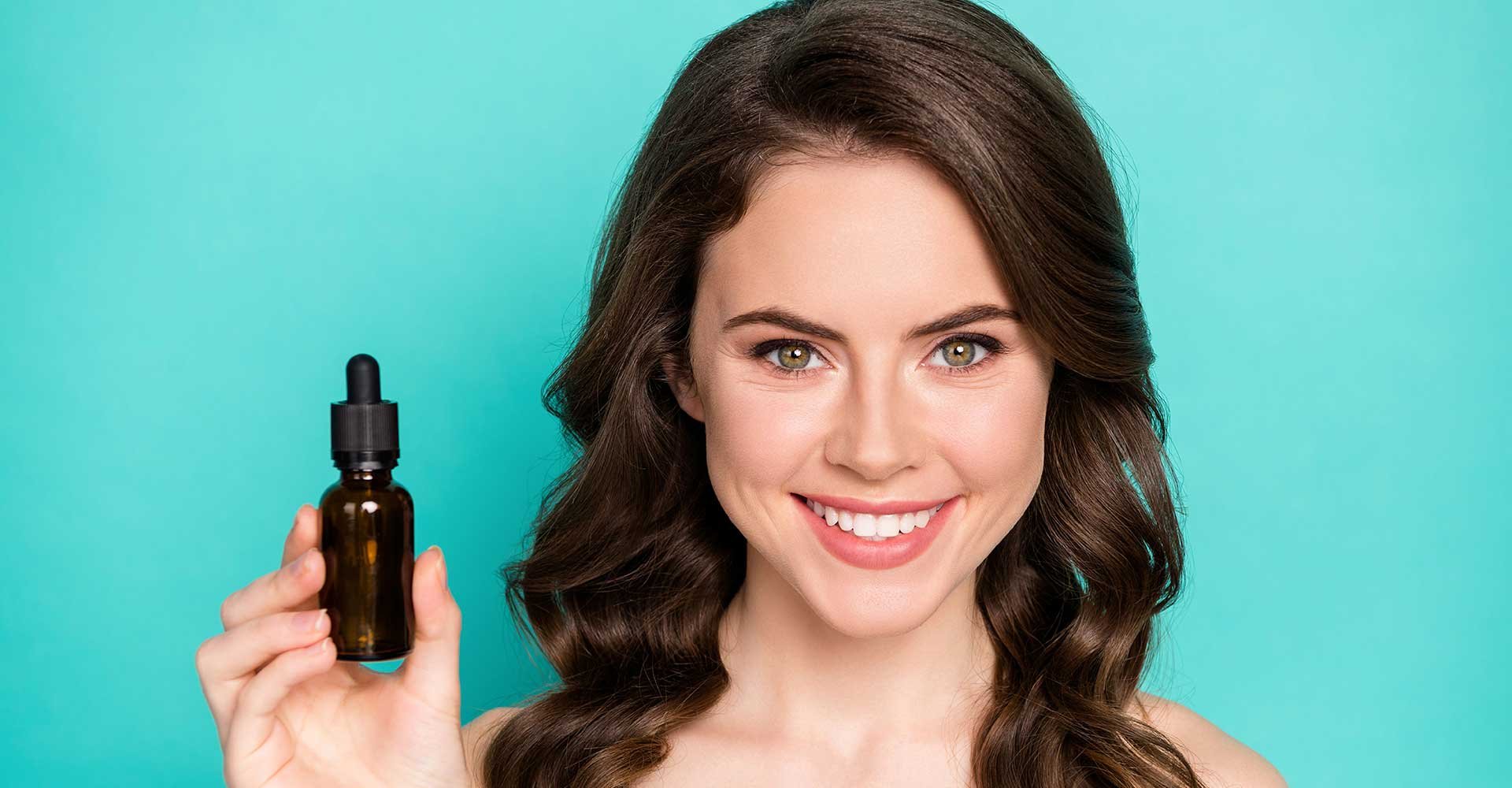 Mulher Sorrindo Segurando Um Produto